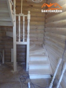 Деревянная лестница в СИП доме